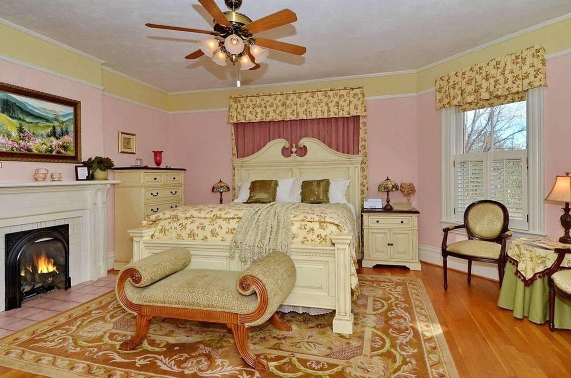Oak Hill On Love Lane Bed And Breakfast Inn Waynesville Εξωτερικό φωτογραφία